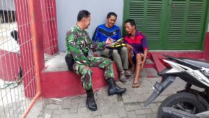 Babinsa Krembangan Jaga Kondusifitas Wilayah melalui Komsos
