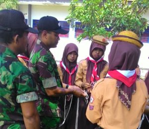 1. Babinsa 05 Kwanyar Latih Pramuka MA Cendana Kwanyar