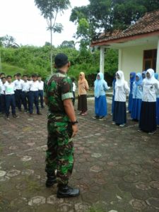 3. Babinsa Koramil 06 Tanah Merah Latih PBB Siswa MTS An Mirah Tanah Merah