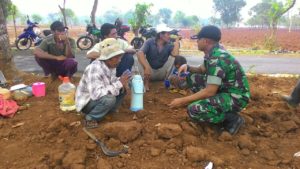 9. Babinsa Kwanyar Bangkalan, Bantu Petani Berkebun