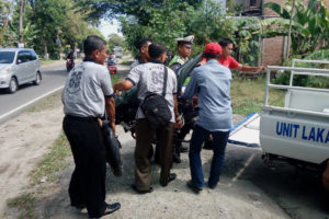 Anggota Septa 89 Madiun Bantu Evakuasi Naikkan Motor  Korban Laka Lalin Ke Mobil Unit Laka Lantas Pores Kabupaten Madiun 4