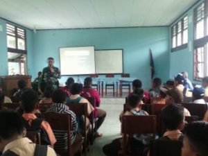 B.03 Cegah Penyalahgunaan Dan Pengedaran Narkoba, Satgas Pamtas Yonif 516 CY Gelar Sosialisasi Di Sekolah (4)