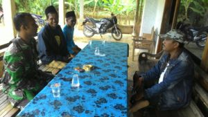 Babinsa Konang Intensifkan Komsos Bersama Warga di Wilayah Tugas v