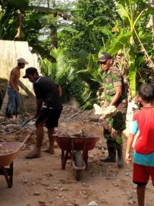 Babinsa Koramil Kokop Bersama Warga Dupok Kerja Bhakti Benahi Jalan Desa