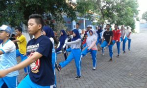 Babinsa Koramil  Krembangan Latih PBB di SMA Hangtuah 1 Surabaya (1)