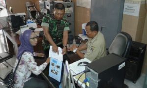 Babinsa Ramil Krembangan Komsos Dengan Staf Kelurahan