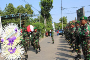 Letkol Inf Slamet Sarjianto, SE Pimpin Pemakaman Militer  Alm Pelda Pur Moengin (4)