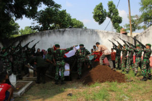 Letkol Inf Slamet Sarjianto, SE Pimpin Pemakaman Militer  Alm Pelda Pur Moengin (8)