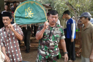 Pasiter Kodim 0806Trenggalek Hadiri Pemakaman TKI Yang  Meninggal Di Brunei Darussalam 2