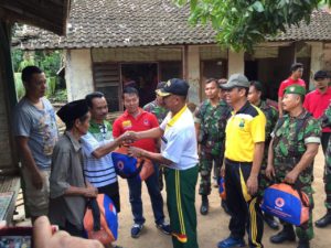 Personel Kodim Bangkalan Dikerahkan, Bantu Korban Bencana Puting Beliung 2