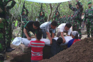 Upacara Pemakaman Secara Militer Anggota Kodim 0804Magetan (2)