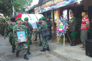 Upacara Pemakaman Secara Militer Anggota Kodim 0804Magetan (6)