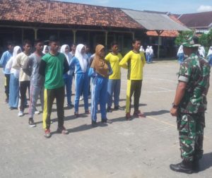 1. Sambut HUT RI ke 71, Babinsa Bangkalan Latih Siswa-Siswi Paskibraka 2