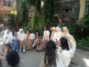 2. Sambil Istirahat siswa siswi SMA  Wijaya Putra Surabaya mendengarkan arahan Babinsa Koramil Bubutan