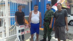 3. Babinsa Koramil Krembangan, Giatkan Komsos Dengan Warga
