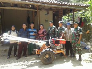 3. Danramil Galis Bangkalan, Serahkan Hand Traktor Bantuan Untuk Petani