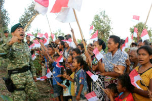 321 kibarkan bendera raksasa 3-8-16 (5)