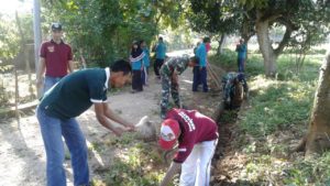 5. Danramil Arosbaya Bangkalan, Mahasiswa UTM Bersihkan Selokan 400 Meter  q