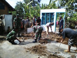 ANGGOTA KORAMIL 13MAJENANG KERJA BAKTI BEDAH RUMAH TIDAK LAYAK HUNI  1