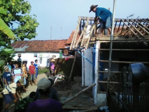 ANGGOTA KORAMIL 13MAJENANG KERJA BAKTI BEDAH RUMAH TIDAK LAYAK HUNI  4