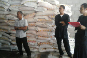 Babinsa 0802.04 Siman Kodim Ponorogo Melaksanakan Pendampingan Dan Pengawasan Pupuk 1