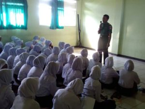 DANRAMIL BERIKAN MATERI BELA NEGARA DI SMK MA'ARIF 1 KROYA 1