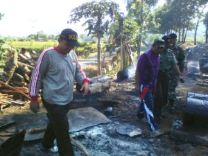 DANRAMIL BERSAMA BABINSA LAKSANAKAN KARYA BAKTI DENGAN WARGA MASYARAKAT 4