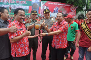 Dandim 0808.Blitar Dampingi Penyerahan Piala Adipura Buana  Kota Blitar 1