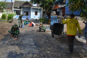 Danramil  080401 Magetan Pimpin Karya Bakti Penyemiran  Jalan  1