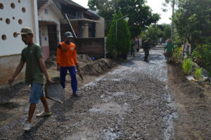 Danramil  080401 Magetan Pimpin Karya Bakti Penyemiran  Jalan  2