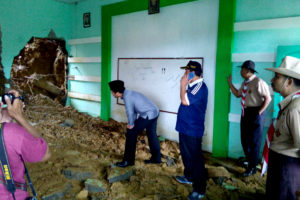 Danramil 080610 Pule Dampingi Bupati Trenggalek Tinjau  Bencana Tanah Longsor Di Ponpes Hidayatulloh 2