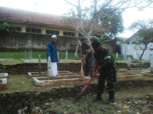 KORAMIL13MAJENANG BERSIHKAN TAMAN.MAKAM PAHLAWAN BERSAMA MASYARAKAT  1