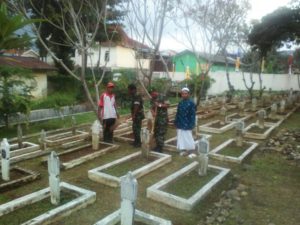 KORAMIL13MAJENANG BERSIHKAN TAMAN.MAKAM PAHLAWAN BERSAMA MASYARAKAT  2