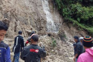 Koramil 080405 Poncol dan BPBD Kab. Magetan Bantu Masyarakat Bersihkan Longsoran Tanah 1 3