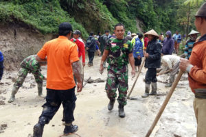 Koramil 080405 Poncol dan BPBD Kab. Magetan Bantu Masyarakat Bersihkan Longsoran Tanah 2