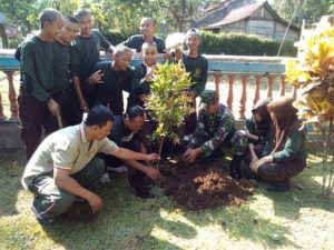 MENANAMKAN KESADARAN BAGI SISWA AKAN MANFAAT PENGHIJAUAN 1