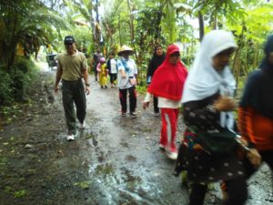 MERIAHKAN HUT RI KE - 71 BABINSA BERSAMA MASYARAKAT LAKSANAKAN JALAN SEHAT 2