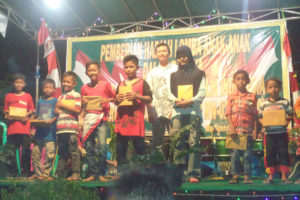 Pemberian Hadiah HUT RI di Ds. Madigondo (1)