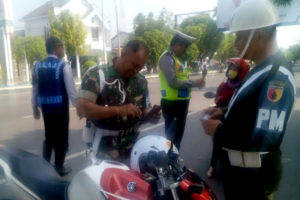 Petugas Gabungan Subdenpom V-2 Ngawi, Satlantas Polres Ngawi dan DishubDLLAJ Kabupaten Ngawi Gelar Gaktib. 3