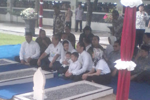 Presiden RI ke – 6 Laksanakan Ziarah Makam Di Pacitan 4