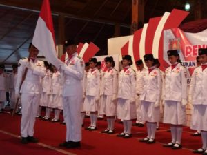 SUASANA HARU SAAT PENGUKUHAN PASKIBRAKA 2