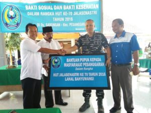 Sambut HUT Jalasenastri, Lanal Banyuwangi Bagikan Ratusan Paket Sembako Hingga Cukur Gratis 2