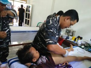 Sambut HUT Jalasenastri, Lanal Banyuwangi Bagikan Ratusan Paket Sembako Hingga Cukur Gratis 3
