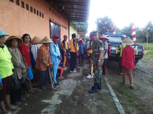 TNI-POLRI KERJA BAKTI BERSAMA WARGA DESA UJUNGGAGAK 3