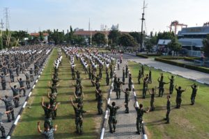 Tersambung Vicon, Prajurit Lantamal V Kompak Senam Gemu Famire Peringati HUT Jalasenastri 1