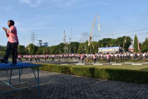 Tersambung Vicon, Prajurit Lantamal V Kompak Senam Gemu Famire Peringati HUT Jalasenastri 2