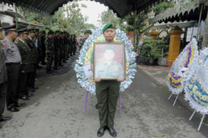 Tim Salvo Iringi Pemakaman Jenazah Kapten Ckm Nurhadi   3
