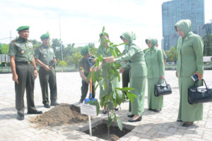 penanaman pohon Kepel di lapangan depan Makorem