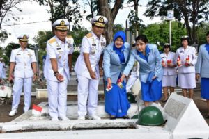 06 JELANG HUT TNI AL KE-71, PANGARMATIM PIMPIN ZIARAH DI TMP.MAYJEN SUNGKONO (4)