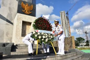 06 JELANG HUT TNI AL KE-71, PANGARMATIM PIMPIN ZIARAH DI TMP.MAYJEN SUNGKONO (5)